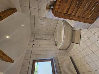 Badewanne mit integrierter Dusche