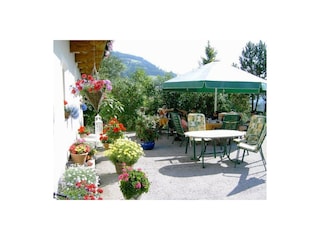 Blumen vorm Haus