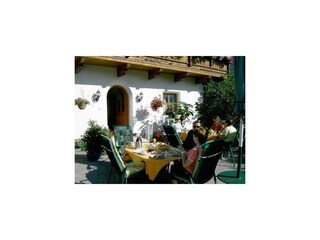 bei Sonnenschein auf der Terrasse