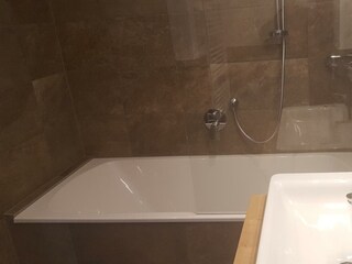 Bad mit Badewanne