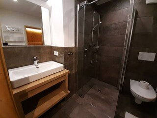 Bad1 Waschplatz Dusche u Toilette
