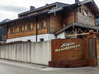 Einfahrt zu den Alpin Residenzen