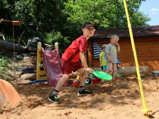 Holzhauszeit-Spielplatz mit viel Sand