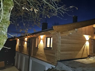 Chalet Aussenansicht Nacht (2)