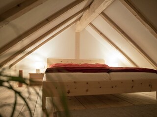 romantisches Schlafzimmer im Obergeschoss