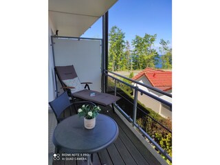 Süd-Ost-Balkon - 2 Liegen, 2 Stühle, 1 Tisch