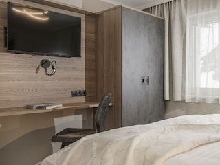 Bett und Schrank TV