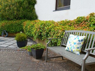 Bank vor dem Haus