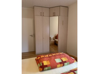 Großer Kleiderschrank im Schlafzimmer