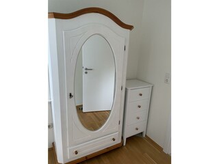 Kleiderschrank im Einzelzimmer