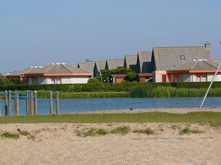 Spielplatz mit See