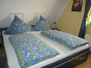 Schlafzimmer mit Doppelbett