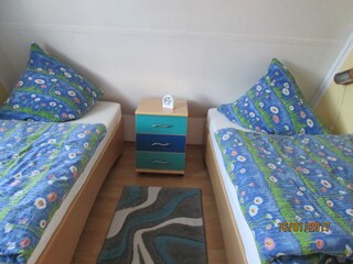 Schlafzimmer mit zwei Einzelbetten
