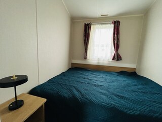 zweites Schlafzimmer mit zusammengestellten Betten
