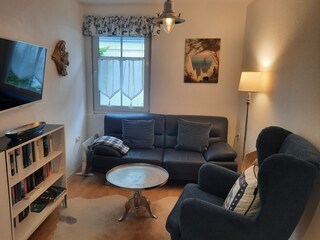 Gemütlichkeit mit blauem Sofa und Sessel