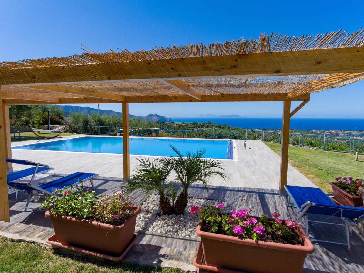 Mediterranean climate with pool and sea view