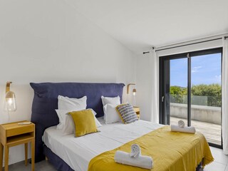 Kingsize-Schlafzimmer mit Zugang zur Terrasse
