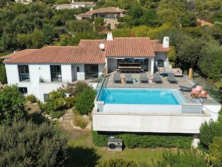 Die Villa mit dem Infinity-Pool aus der Luft