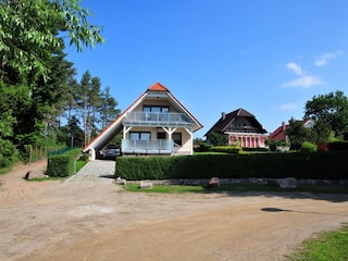 Frontansicht mit Parkplatz