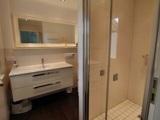 Wellness-Bad mit bodengleicher Dusche im EG