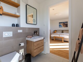 Badezimmer mit Blick ins Schlafzimmer