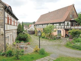 Innenhof mit Ferienwohnung Eva (rechts oben)