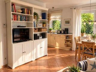 TV Wand und große Büchersammlung.