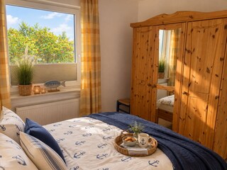 Großer Kleiderschrank im Schlafzimmer.