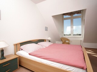 Großes Doppelbett im Schlafzimmer der Ferienwohnung
