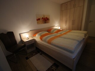 Schlafzimmer mit Doppelbett