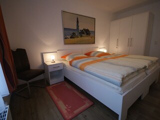 Schlafzimmer mit zwei Einzelbetten