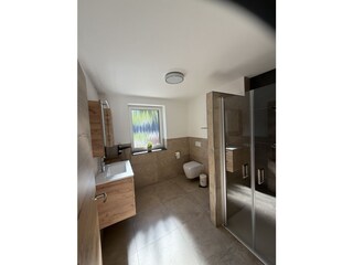 Geräumiges Badezimmer