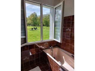 Badezimmer mit Wannenbad Erdgeschoß