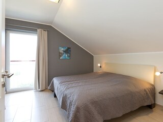 Schlafzimmer mit TV im DG