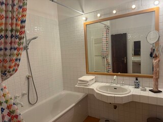 Badezimmer mit Badewanne