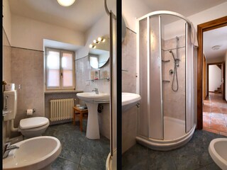 Badezimmer mit Dusche