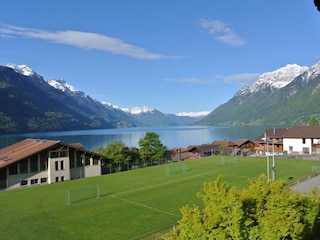 Sportplatz gegenüber dem Chalet