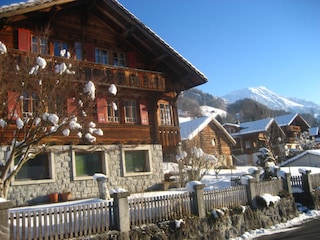 Chalet, Ansicht Süd im Winter