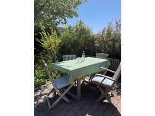 Terrassen-Sitzplatz mit Grill