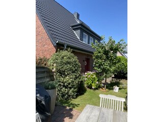 Blick von Terrasse zum Eingang