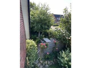 Blik von Balkon auf eigenen Gartensitzplatz