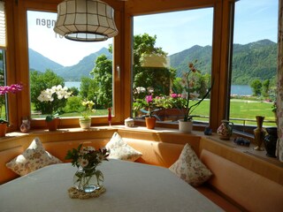 Blick vom Erker auf den See und die Berge