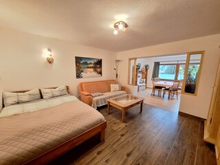 Wohnzimmer mit weiterem Doppelbett