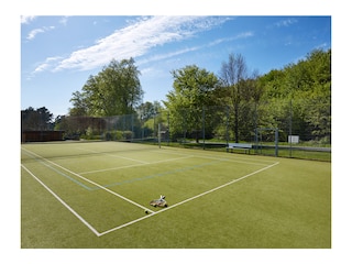 Tennisplattz auf dem Gelände ( Sand /Kunststoff)