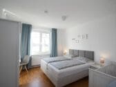 Schlafzimmer II mit TV und Kinderbett