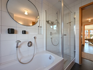 Badezimmer mit Dusche