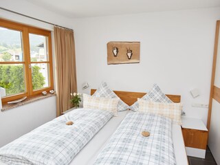 Schlafzimmer mit einem Doppelbett