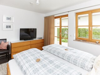 Schlafzimmermit einem Doppelbett und TV