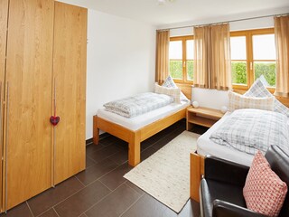 Kinderzimmer mit zwei Einzelbetten