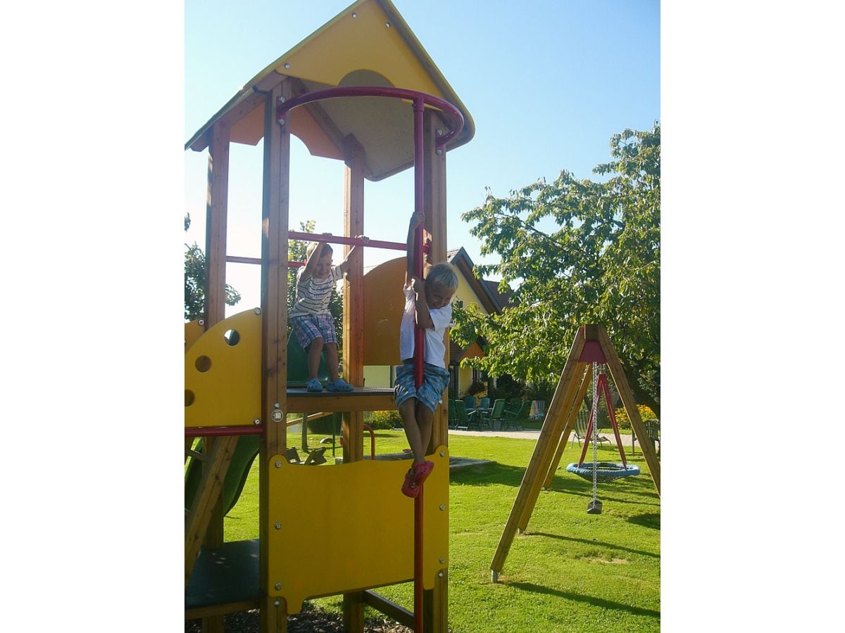 Spielplatz im Garten der Ferienwohnung